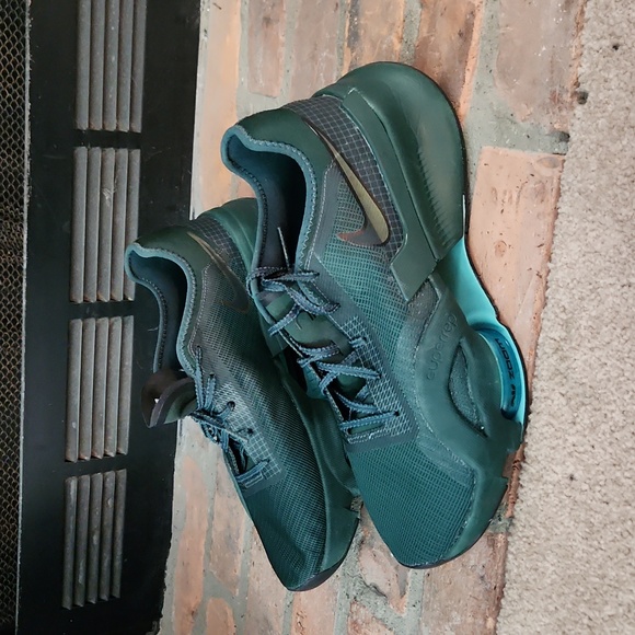 Nike - Picture 3 of 4